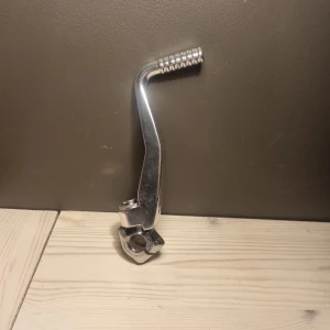 Styling Kick till moped/cross - En snygg styling kick som du kan byta ut mot din nuvarande vilket kommer ge ett otroligt glow skriv vid funderingar priset är inte spikat i en sten!