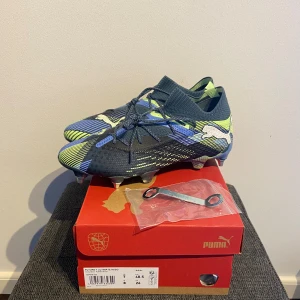 PUMA FUTURE 7 ULTIMATE SG - Tja! Säljer dessa Puma Future då dom inte kommer till användning! Inte använda en ända gång, alltså helt nya! Storlek 40,5 men passar upp till 42 då puma är stora i storleken   Nypris 2699  Säljer för 799