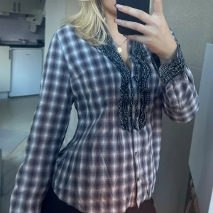 Vintage skjorta  - Superfin vintage skjorta med volanger 🤍