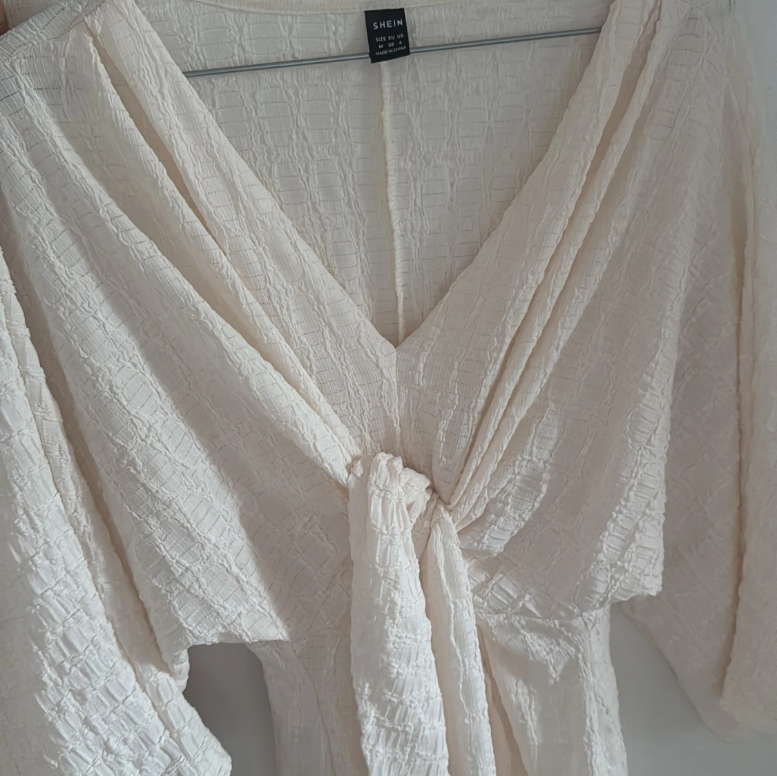 Lång ljus omlottklänning från SHEIN - 3