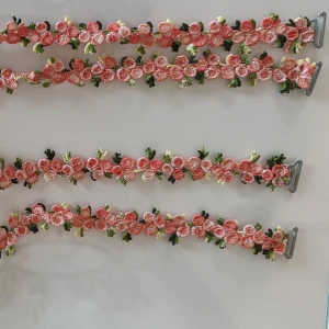 Broderat blommigt bh-band - Superfint bh-band med broderade rosa och ljusrosa blommor samt gröna blad. Perfekt accessoar för att lyfta din outfit med en bohemisk touch. Det finns två par, köp ett par för 50kr eller två par för 75kr<3