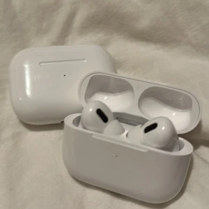 AirPods Pro - airpods, tyvärr inte äkta, dom är aldrig använda, båda för 1500 och ett par för 800, prd pris är 999kr st