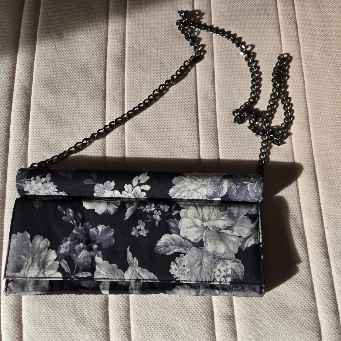 Blommig kuvertväska från Whyred