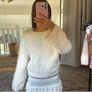 Lurvig tröja med öppning i ryggen  - Säljer min fina helt oanvända lurviga stickade tröja då den inte passar mig. Den har en öppen rygg.