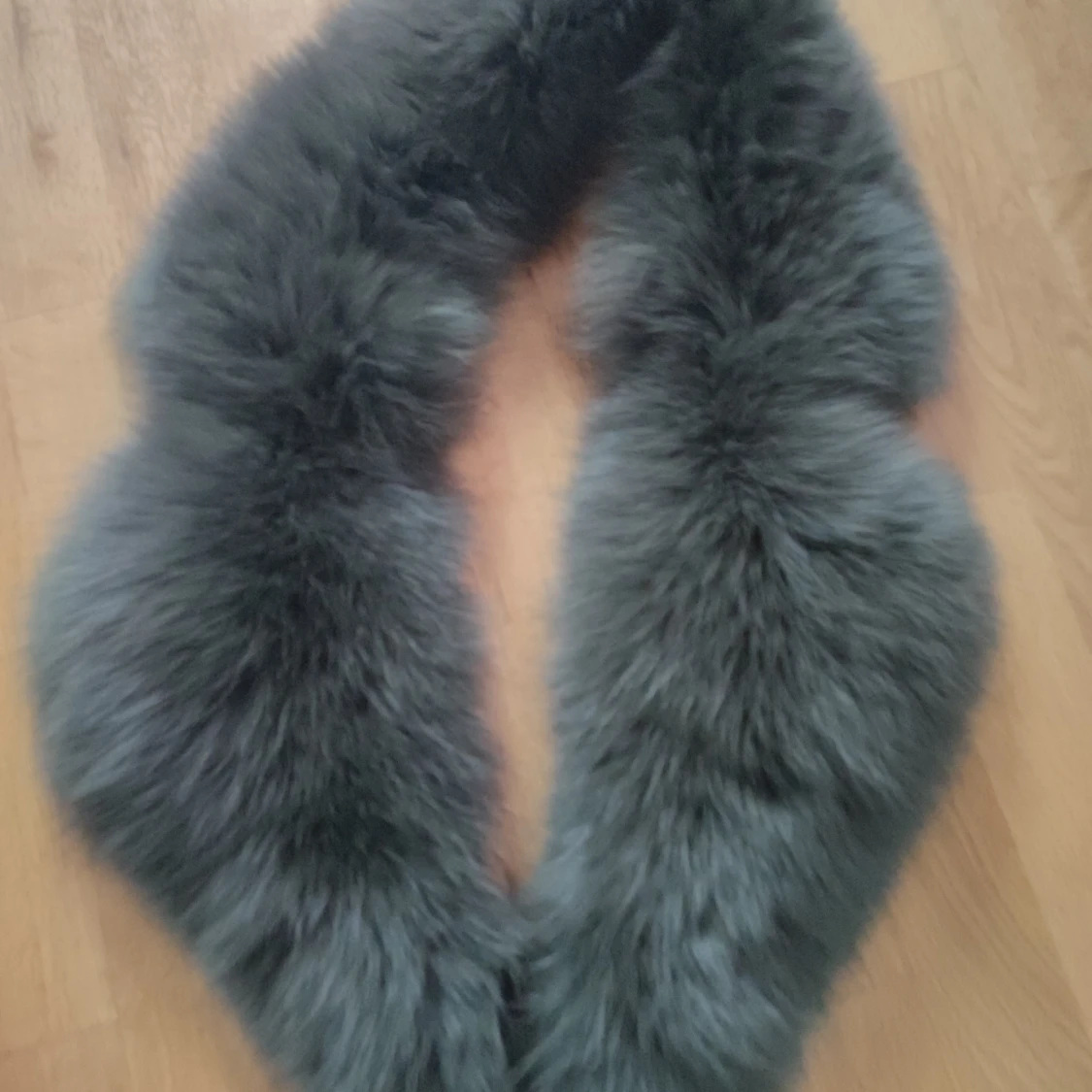 Mörkgrå fluffig päls halsduk