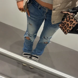 Lågmidjade jeans  - Lågmidjade jeans med hål, har gjort hålen själv så har det i baktanke men fortfarande skit snygga, är 170cm och dom passar perfekt på mig 🥰