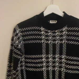 Stickad tröja från Noisy May - Snygg stickad tröja med fint trendigt mönster,