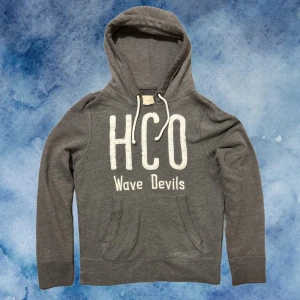Vintage Hollister Hoodie - Säljer denna as feta och limiterade som ej görs mer hollister hoodien med sliten design! | Storlek S | Mycket bra skick| Perfekt för hösten och dig som har en avslappnad stil | 