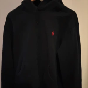 Svart ralph lauren hoodie - Säljer min snygga hoodie i ett bra skick, storleken är i L