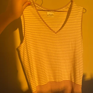 Väst  - Säljer en väst från Next i storlek UK 16. Passar storlek S/M. 🧡Knappt använd! 