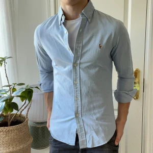 Ralph Lauren skjorta  - Ralph Lauren skjorta, S slim fit, inga defekter! Modellen är 180,75 kg. Riktigt skön skjorta som passar till allt! 👔 Kom med frågor, löser gärna bundle deals ☺️