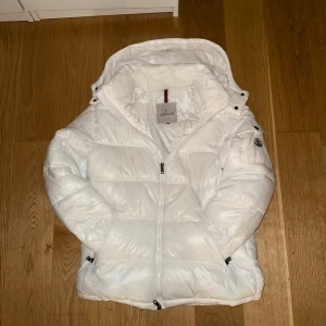 Vit Moncler maya  - Säljer en snygg vit pufferjacka som är i väldigt bra skick. Skriv till mig vid minsta fundering!!!