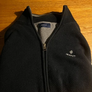 Gant full zip tröja - En snygg och nästintill oanvänd gant full zip tröja, fräsch, passar till allt den är storlek S men skulle kunna passa M också, hör av er vid funderingar