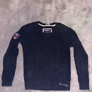 Stickad Bondelid tröja - Marinblå tröja. Storlek S, mycket fint skick, djur och rökfritt hem! 