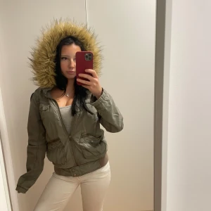 Vintage jacka me päls❤️ - Skitsnygg grön vintage jacka med päls på som går att ta av ❤️ 