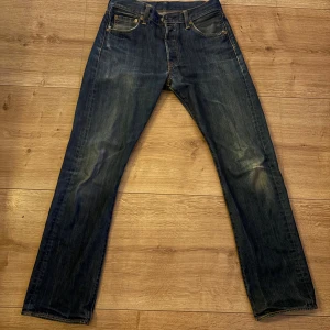 Levi’s 501 jeans - Galet snygga levis 501or med en riktigt skön tvätt! Hål i knät men det gör bara jeansen snyggare✌️storlek 30W 32L. Skriv vid funderingar🙂