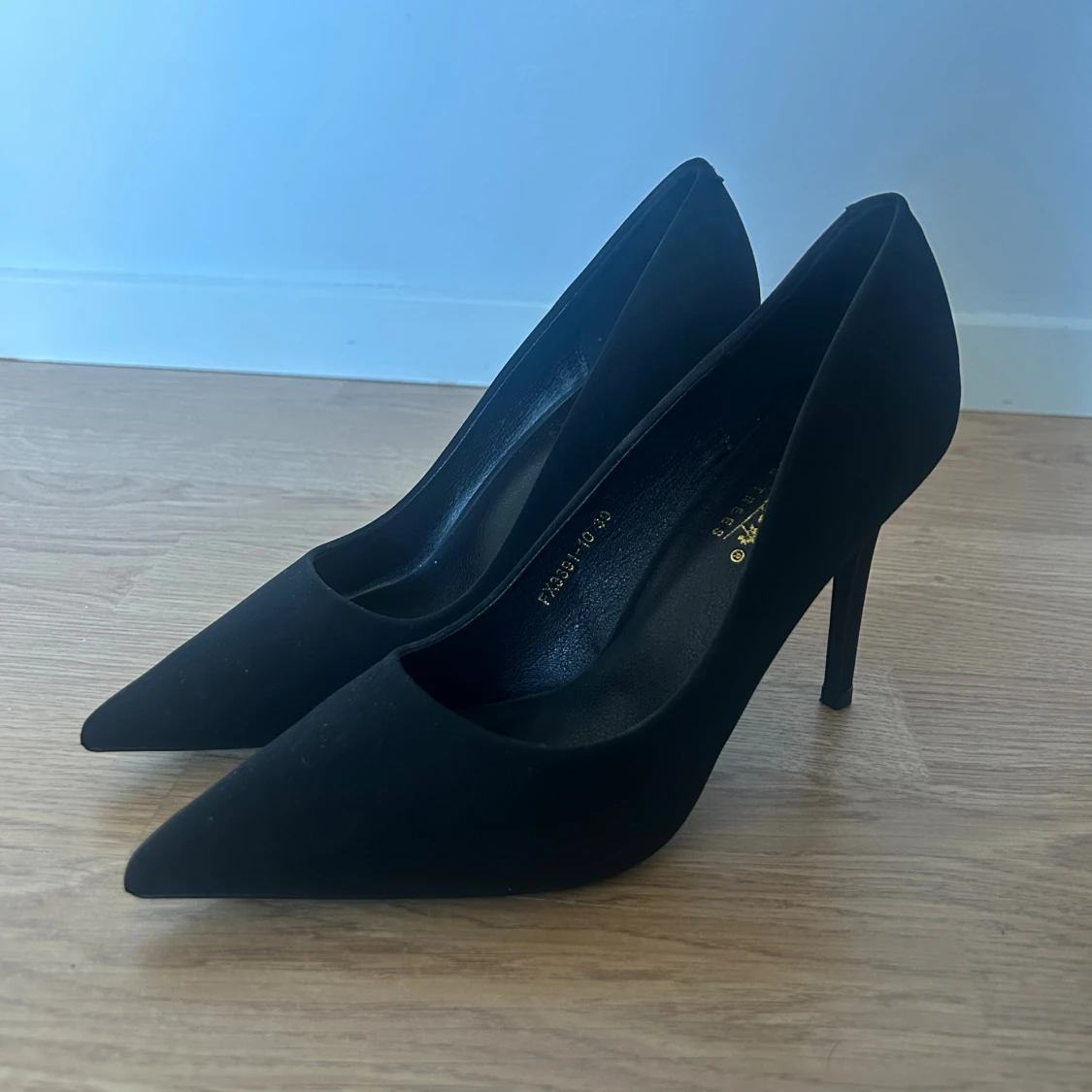 Svarta pumps med spetsig tå och klack