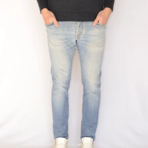 Jacob Cohën jeans - nyaste modellen  - JACOB COHËN JEANS NYASTE MODELLEN  Storlek : W31  Modell : Nick  Mått : A = 40CM - B = 97CM  Användning : Jeansen är i ett fint skick utan tydliga defekter - lite sliten badge   Nypris : Cirka 5000SEK