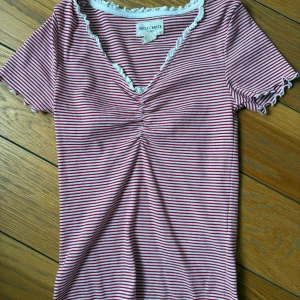 Söt topp - En jättesöt och mjuk topp som är urringad i vit och röd randig 