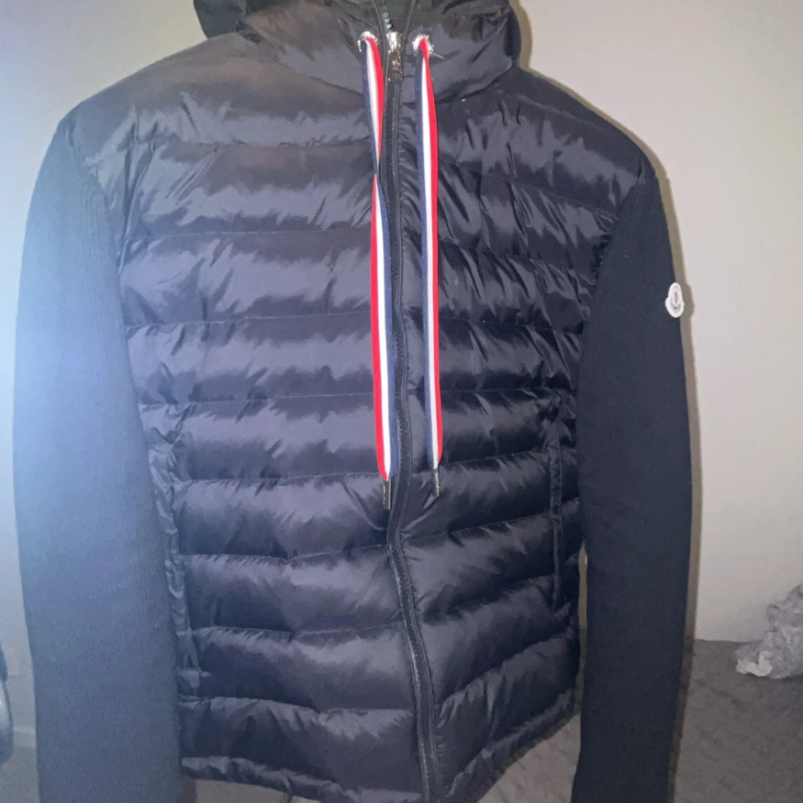 Svart Moncler dunjacka med huva - 1