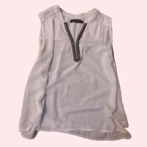 Vit blus  - Jätte söt Alice Bizous blus som passar perfekt till middagar🍂🍷