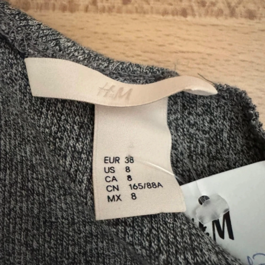 Ny. Grå oneshoulder tröja från H&M - 2