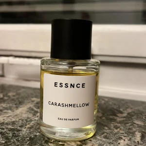 Carashmellow - Essensce bästsäljare, jätte fin till höst och vinter. Luktar starkt av vaniljbakelse, karamell och helt underbart, min favorit doft men det är min andra flaska nu och jag är redo för något nytt. 
