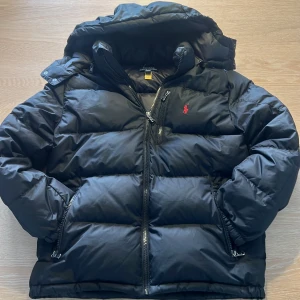 Svart pufferjacka Polo Ralph Lauren - Tja, jag säljer nu min snygga polo Ralph lauren jacka pågrund av att den e för liten, hör av er vid minsta lilla😁🤩