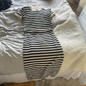stickat set  - Säljer ett stickat set från Zara med svartvita horisontella ränder.  korta ärmar, rund hals och är figurnära med en croppad överdel. Går ner till anklarna. Går även att använda som separata delar.