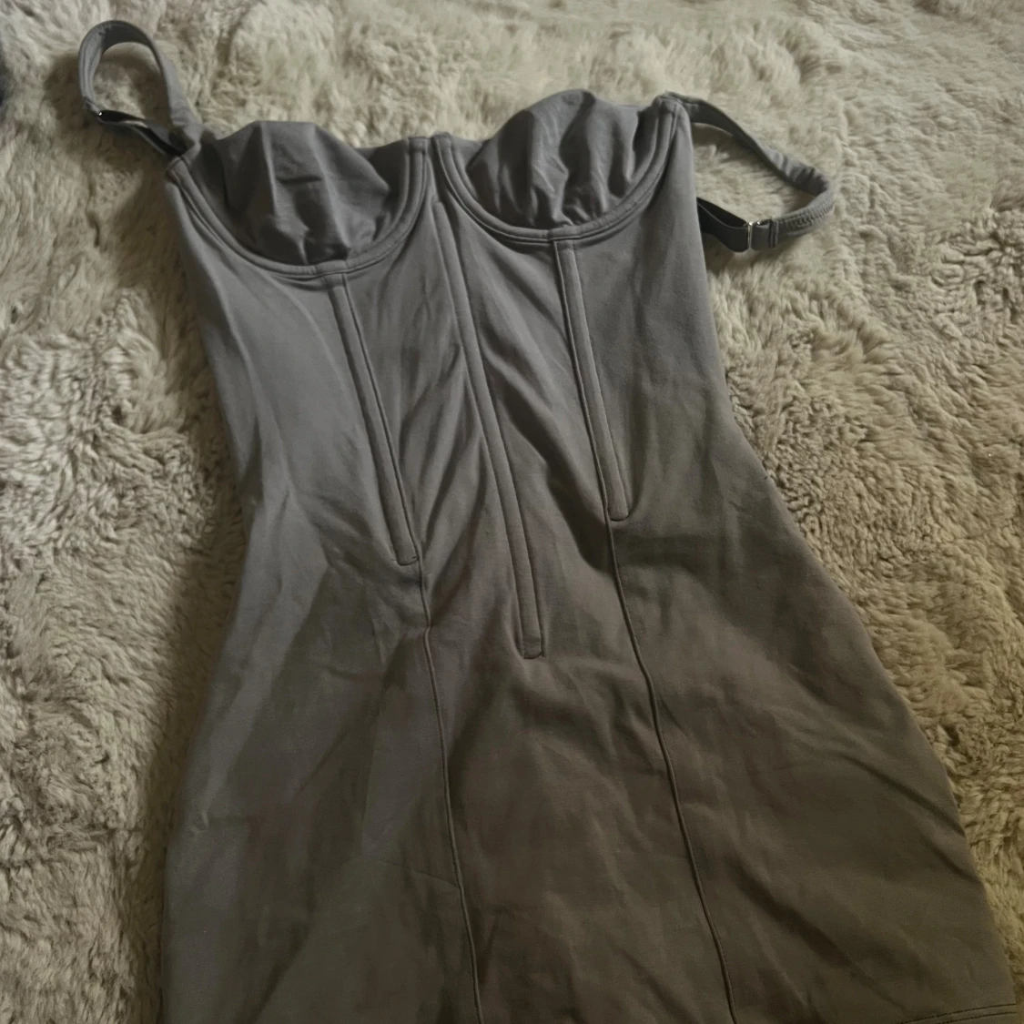 Grå bodycon klänning från Skims