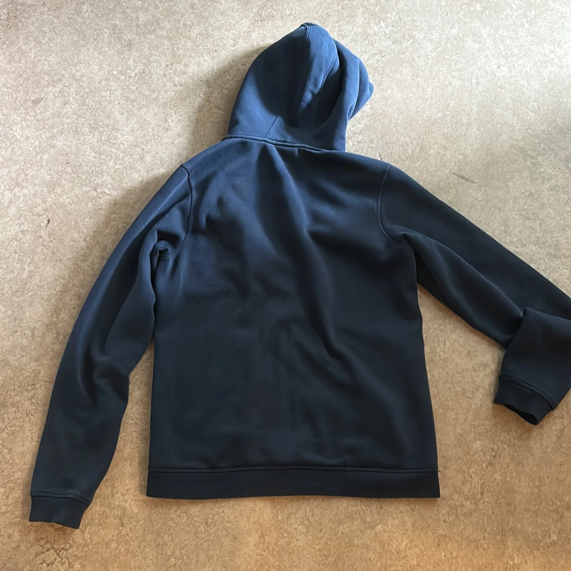 Mörkblå hoodie från Sail Racing - 2