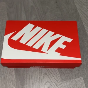 Nike LD Victory sneakers vit/svart/gul - Nike LD Victory sneakers i vitt med svarta swoosh-detaljer och ljusgula inslag. Skorna har snörning, rund tå och platt sula. Ovandelen är i syntet och textil, med klassisk sportig vibe och bekväm passform. Perfekta för dig som gillar streetstyle och sneakers. Ej använt. Om ni vill ha fler bilder skriv 