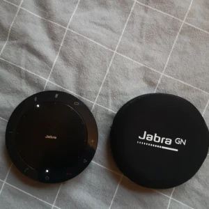 Jabra Speak 510 bärbar BT högtalare - Jabra Speak 510 är en portabel konferenshögtalare med Bluetooth och USB-anslutning, perfekt för möten och samtal. Modellen är certifierad för Skype for Business. Produkten är i nästintill nyskick och levereras med originalväska och USB-kabel. Inga synliga defekter eller slitage. Går bra att spela musik med! Nypris 1600kr