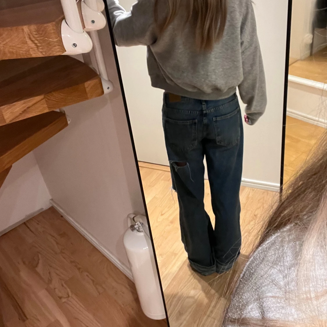  blå  jeans med slitningar - 1