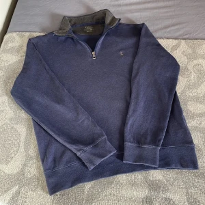 Blå half zip tröja från Polo Ralph Lauren - Tja nu säljs denna sjukt snygga Ralph lauren zip up. Nypris ligger runt 2000kr men säljer nu för ändast 549kr. Skick 9/10 Inga defekter. Hör gärna av er vid minsta lilla fundering 