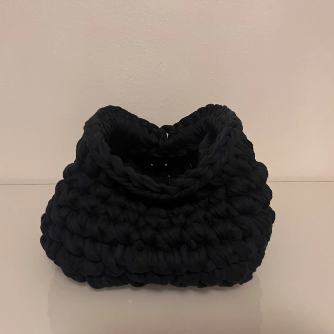 Svart och mörkblå stickad handväska med chunky look - 1