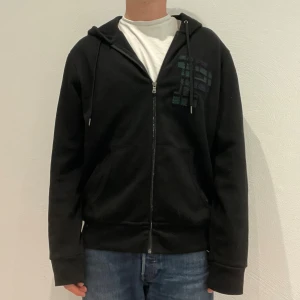 Svart hoodie Polo Ralph Lauren M - Svart Ralph Lauren hoodie || Storlek M || Hoodien är i bra skick bortsätt från en defekt som syns på bild 5 || Modellen på bilden är 170cm och väger 62kg || Tveka inte på att höra av dig vid frågor eller funderingar 