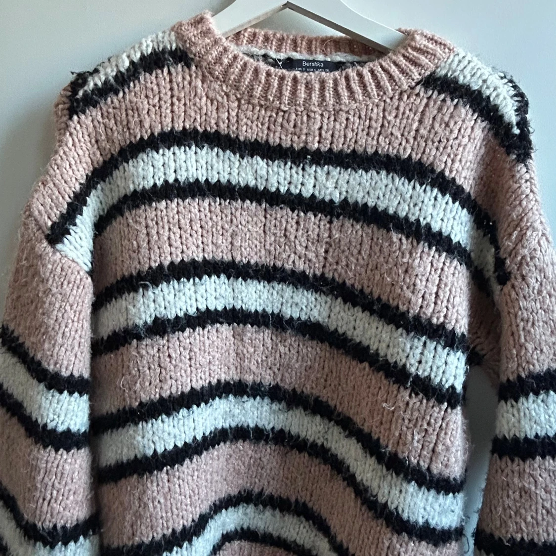 Randig stickad tröja från Bershka