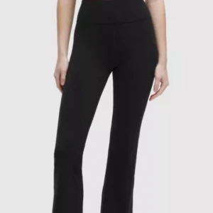 Svarta bootcut leggings från Lululemon - Snygga svarta leggings från Lululemon med bootcut passform och hög midja. Stretchigt och mjukt material som sitter skönt och följer kroppen. Perfekta för träning eller chill, med diskret logga bak på linningen. Aldrig använts utom när ena bilden togs, därav priset - superbra skick 