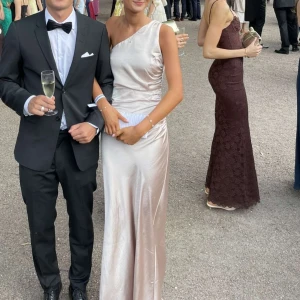 Balklänning i satin - Säljer min balklänning som jag köpte förra året från Six Stories. Den kostade runt 2000kr  med frakt. Den är såå fin och färgen är champange/lite rosa. Använd varsamt en gång och finns inga defekter!! Jag är 175💕💕💕