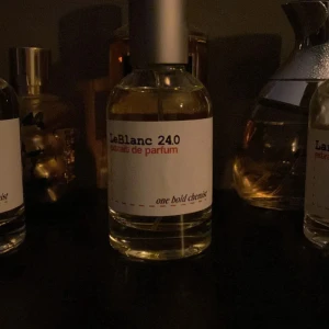 LeBlanc 240 Eau de Parfum - Elegant och sofistikerad parfym från LeBlanc med en minimalistisk design. Flaskan är genomskinlig med en enkel vit etikett och svart text. Perfekt för den som söker en unik doftupplevelse.
