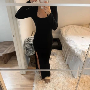 Klänning - Superfin klänning från NAKD med slits vid sidan. Använd få tillfällen