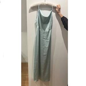 Ljusblå långklänning från Vila - Supersnygg ljusblå långklänning från Vila med tunna axelband och draperad urringning. Aldrig använt, storlek 38. Köpt för 449. KÖP BARA GENOM POSTNORD!!!