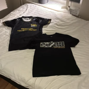 Svarta supporter-tshirts Black Army - Tjenare, Säljer nu 2 st AIK t shirts då dom har blivit för små. Båda tröjorna är i storlek S och är sparsamt använda.                               Hör gärna av er vid funderingar eller intresse.                                  Med vänlig hälsning, Victor