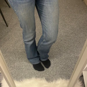 Blå bootcut jeans - Ganska använda men snygg bootcut passform