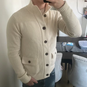 Stickad cardigan - Riktigt fet stickad cardigan i nyskick. Modellen är 72kg och 180cm.