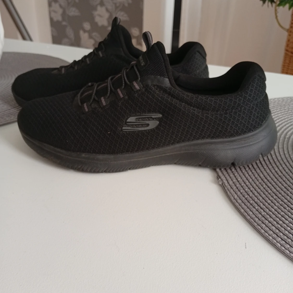 Svarta Skechers sneakers Wide Fit - 1