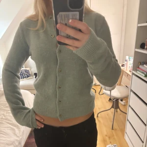 Snygg grön kofta - Höstig snygg grön kofta som är använd en gång💕