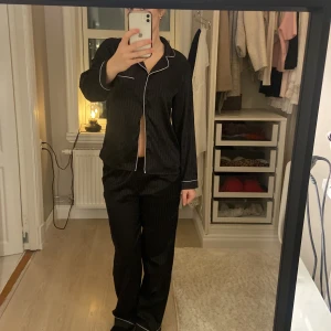 Pyjamassett svart  - Bra kvalité av silk för att sova i 