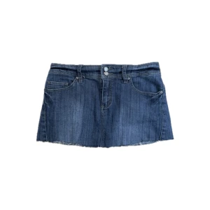 kort lågmidjad jeans kjol - mörkblå jeans kjol som sitter lågmidjat med två knappar, har även söta detaljer på bakfickorna 